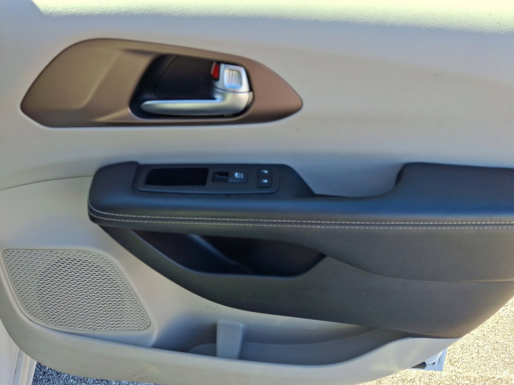 Used 2023 Chrysler Voyager LX image 10