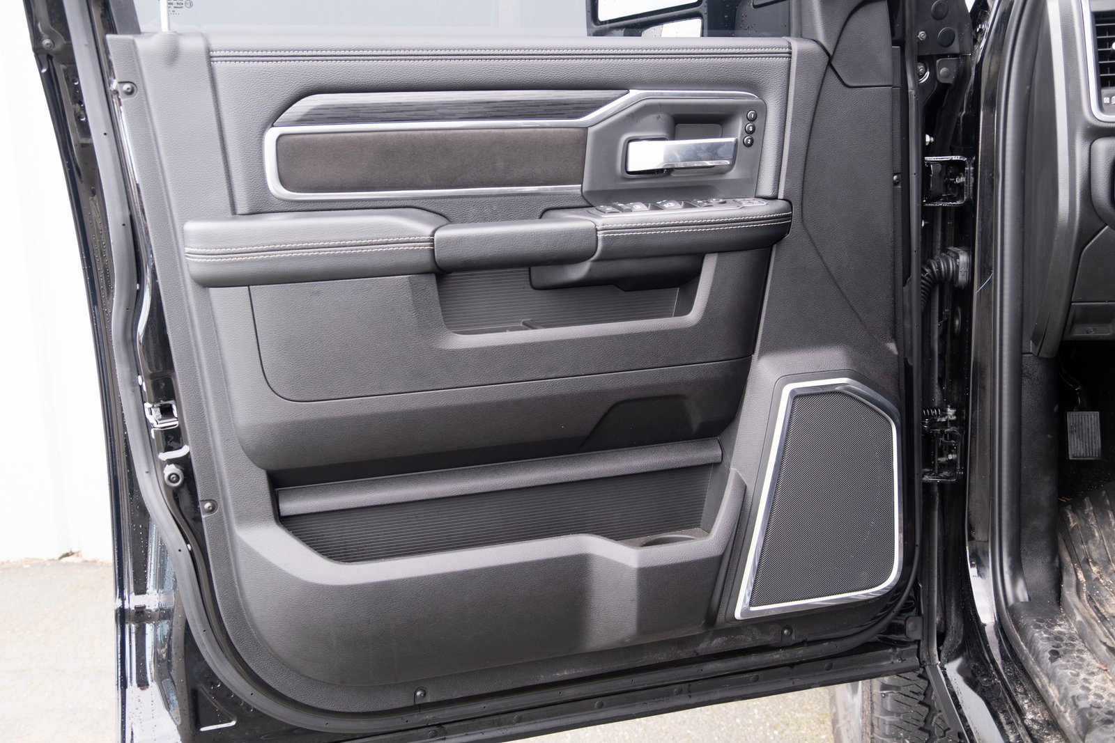 Used 2024 RAM 2500 Laramie w/ Night Edition image 14