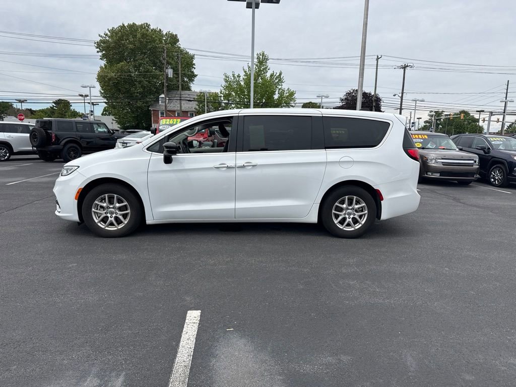 Used 2024 Chrysler Pacifica Touring-L FWD image 2