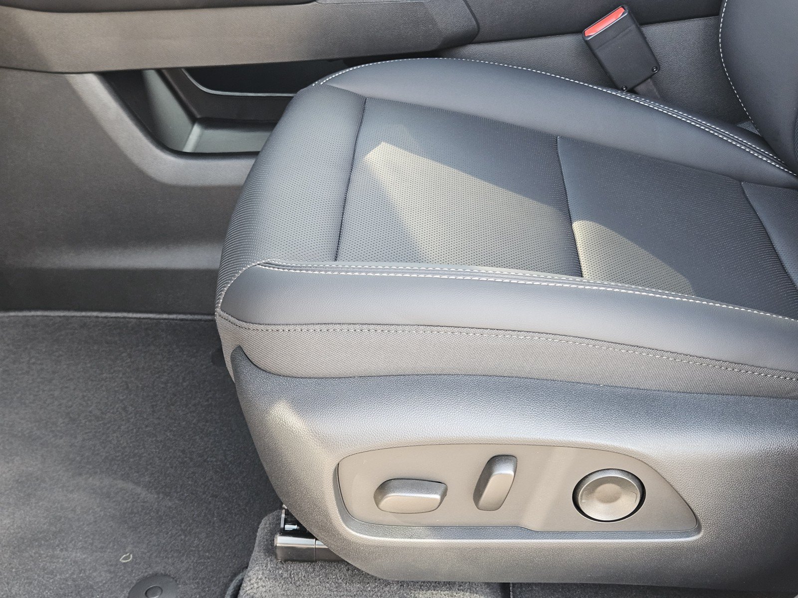 New 2027 GMC Terrain Elevation w/ Elevation Premium Package FWD image 17