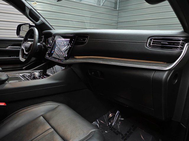 Used 2022 Jeep Wagoneer Series III w/ Flexible Seating Group AWD/4WD image 13