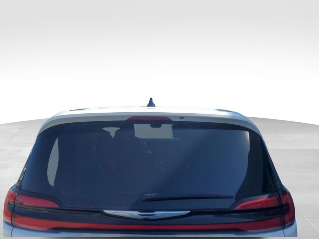 Used 2024 Chrysler Pacifica Limited FWD image 4