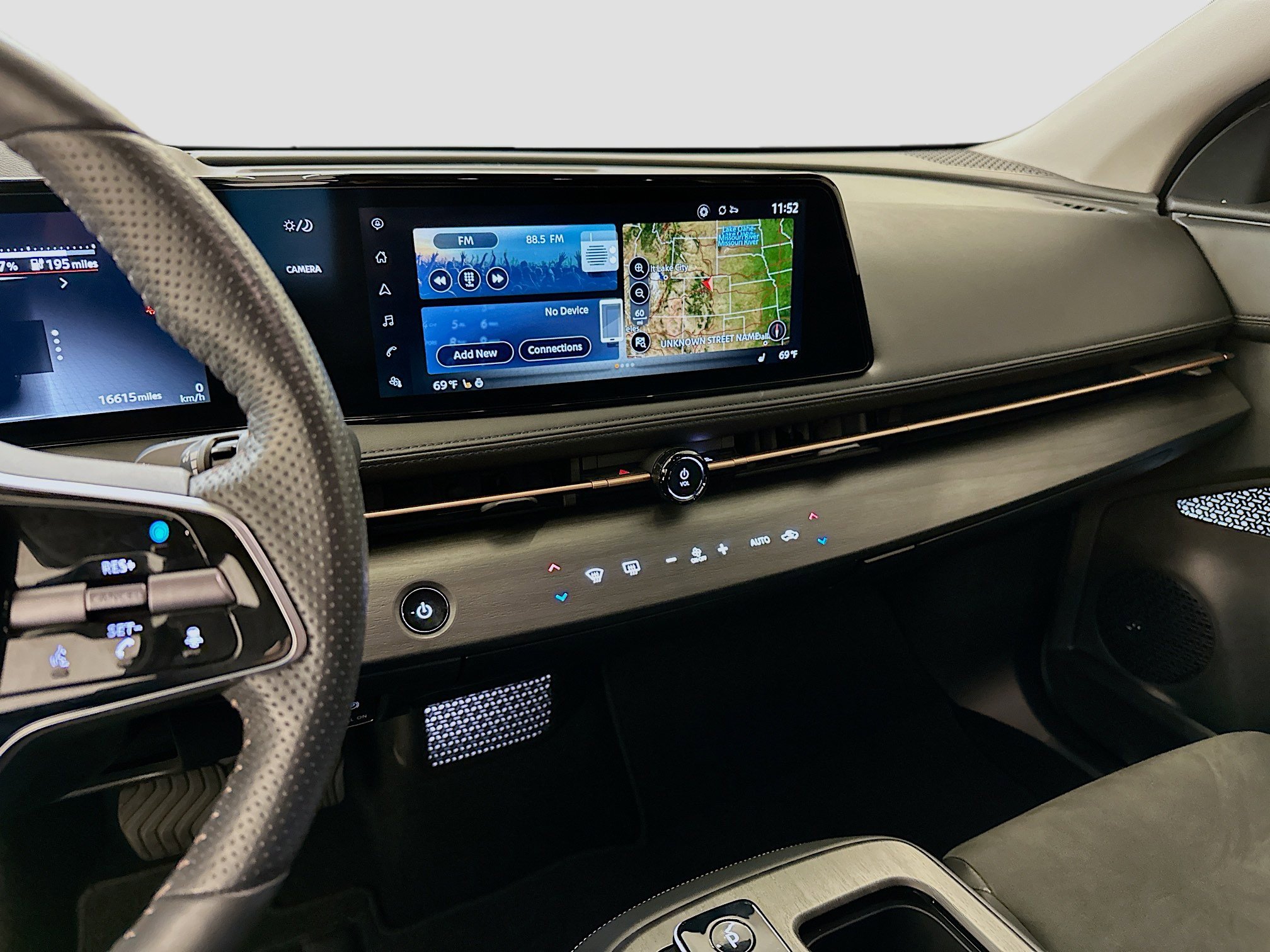 Used 2023 Nissan Ariya AWD image 26