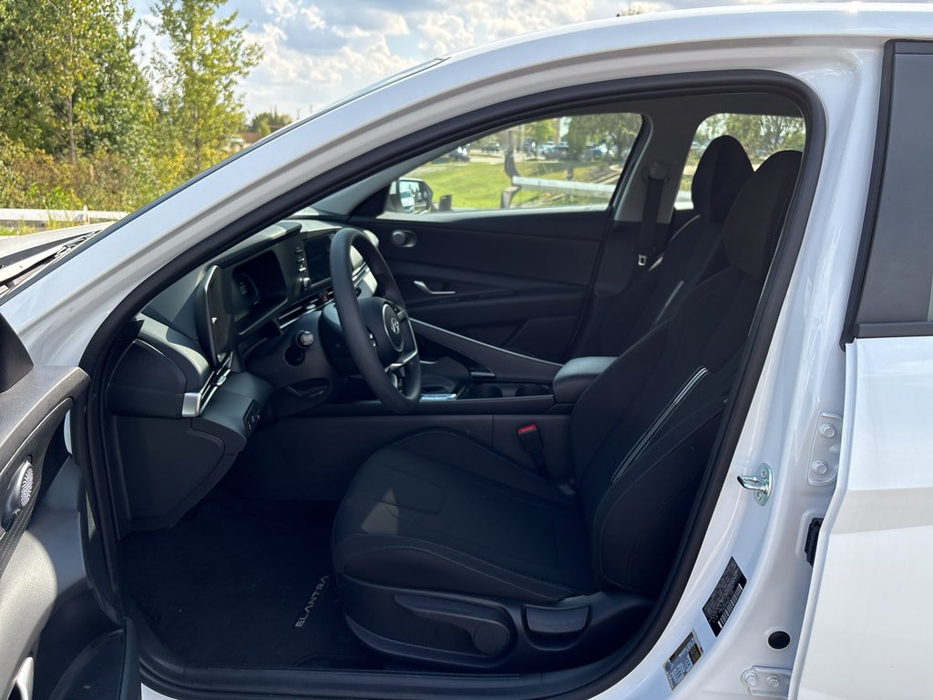 Used 2025 Hyundai Elantra Hybrid FWD image 17