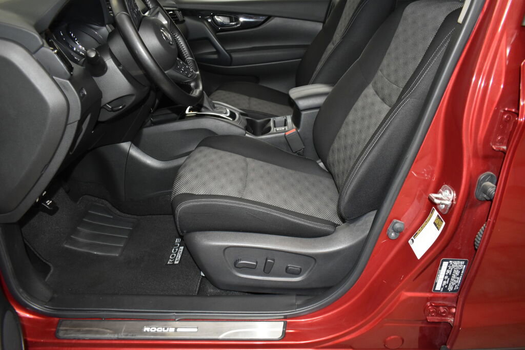 Used 2020 Nissan Rogue Sport SV w/ All-Weather Package image 2