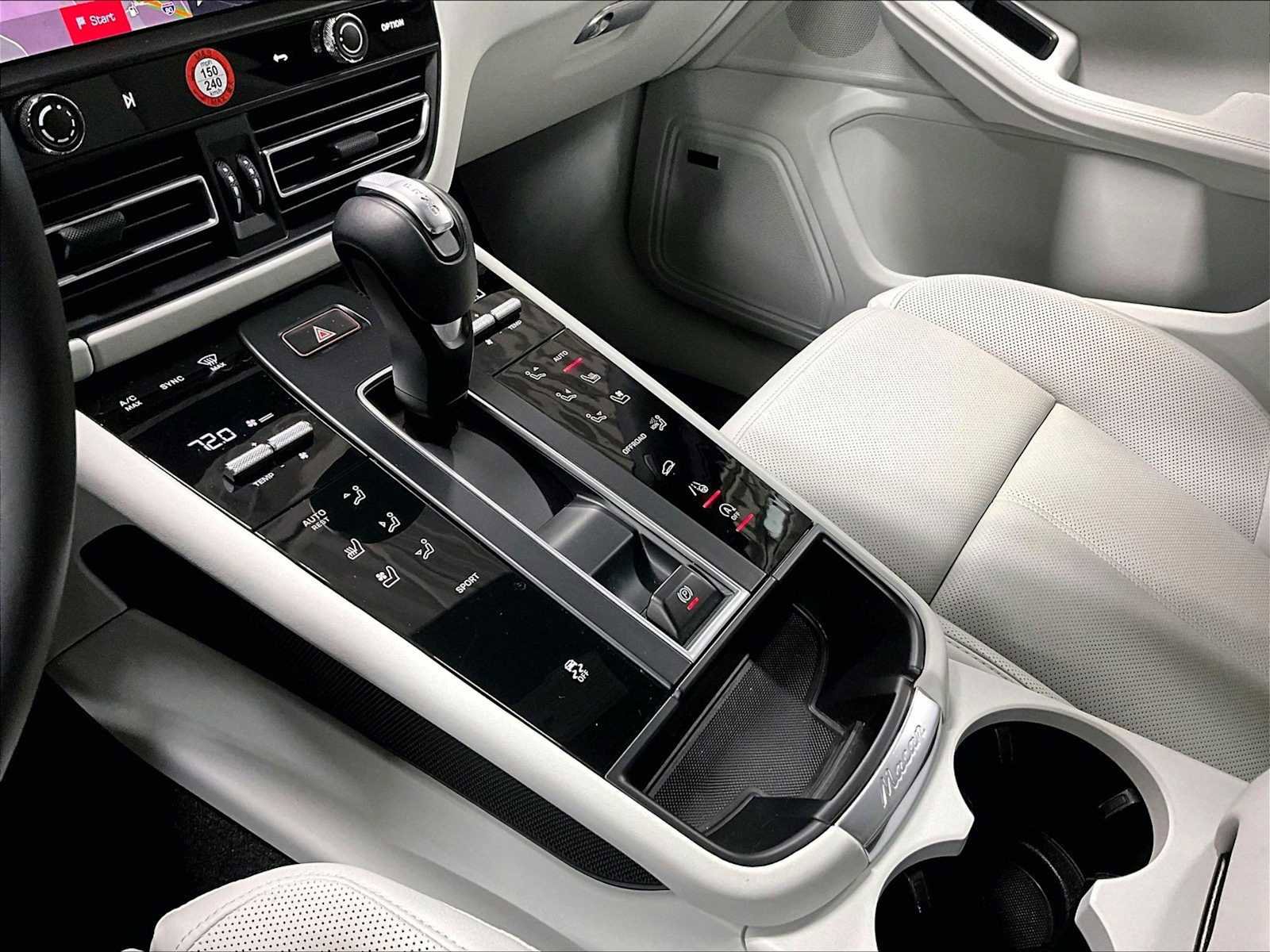 Used 2025 Porsche Macan image 19