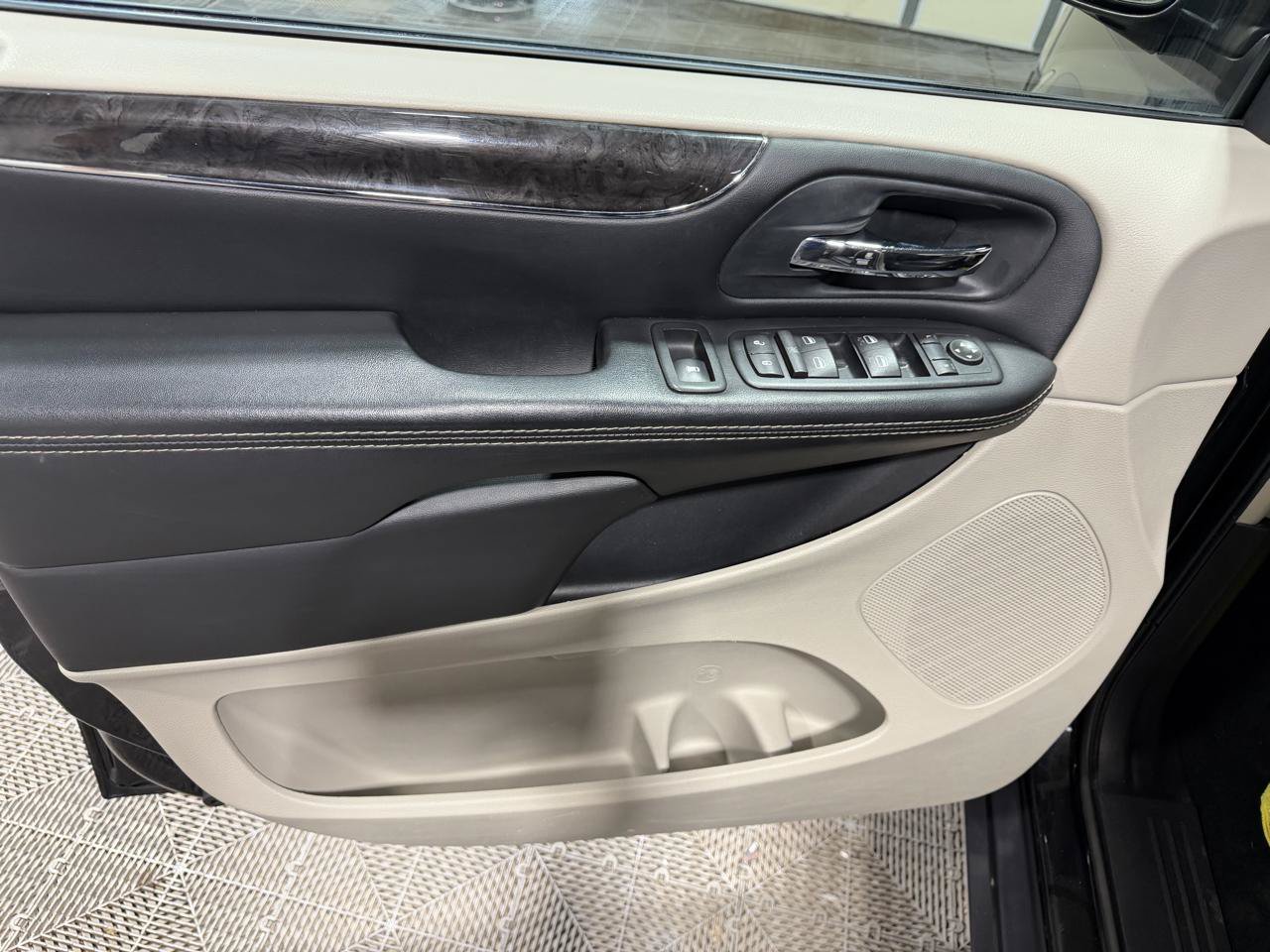 Used 2016 Chrysler Town & Country Touring FWD image 26
