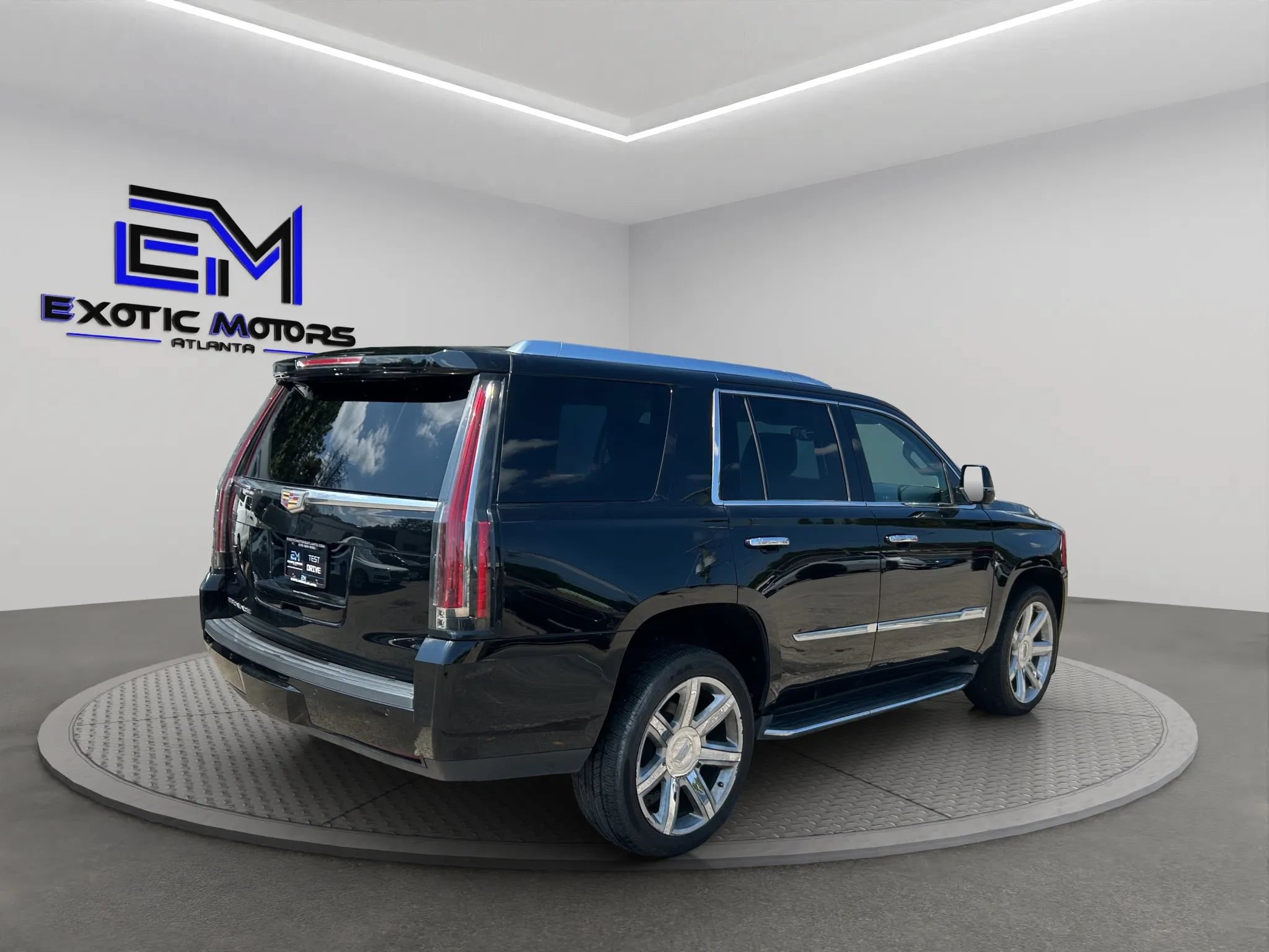 Used 2016 Cadillac Escalade Luxury RWD image 4