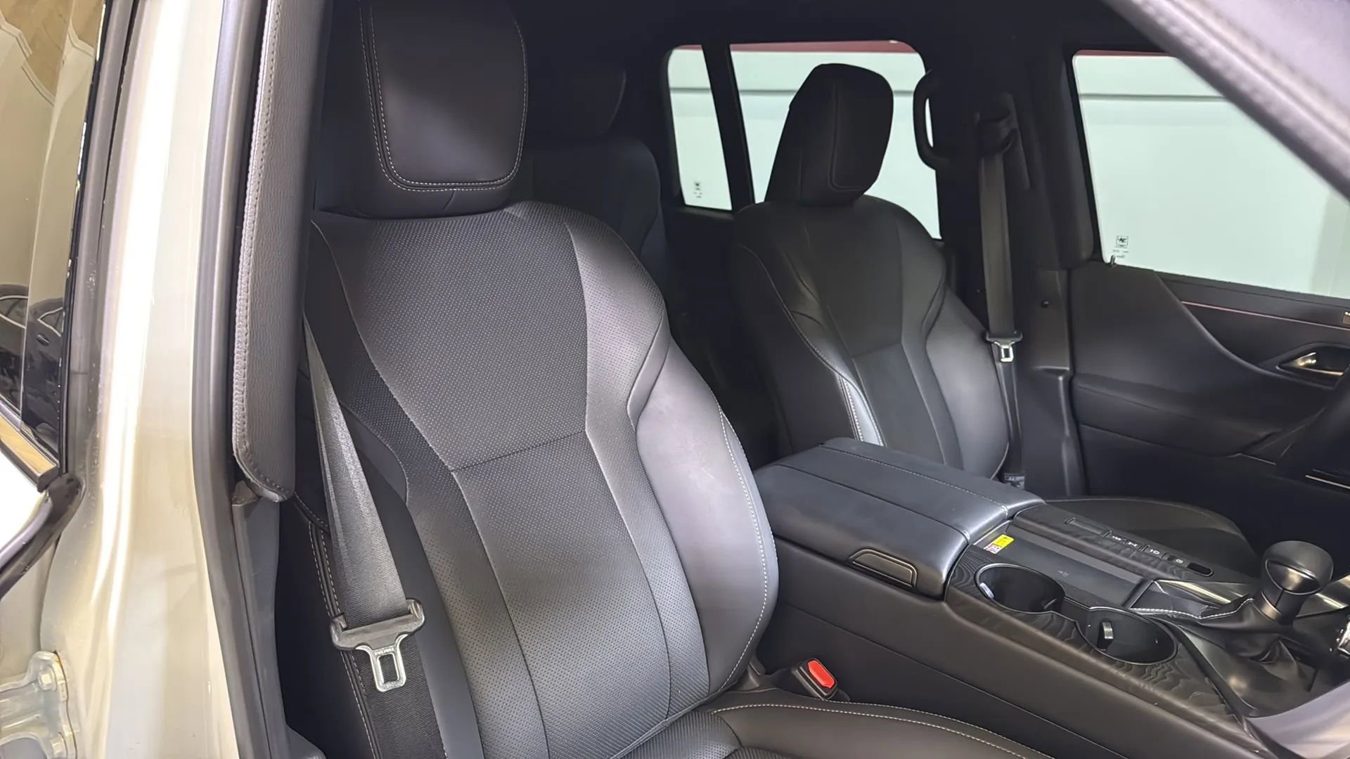 Used 2022 Lexus LX 600 4WD w/ Premium Package image 16