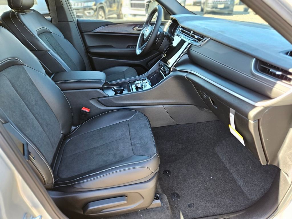 New 2025 Jeep Grand Cherokee Altitude image 11