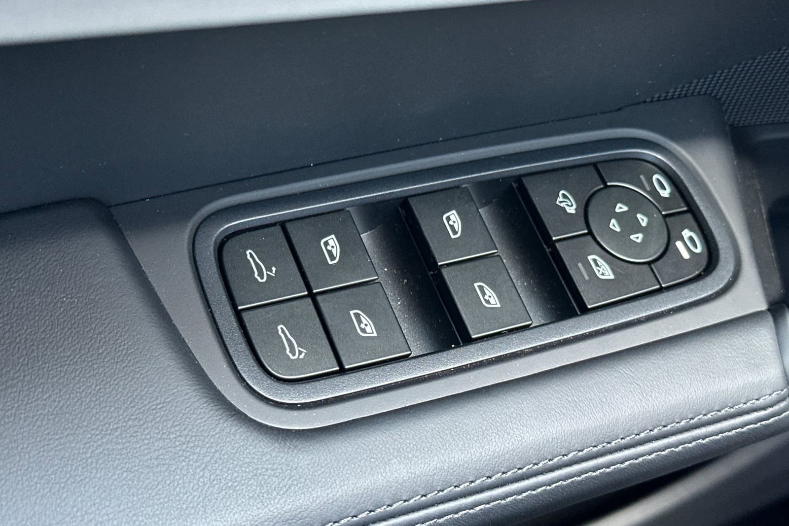 New 2025 Porsche Cayenne Coupe image 13