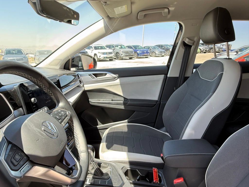 Certified 2025 Volkswagen Taos SE FWD image 14