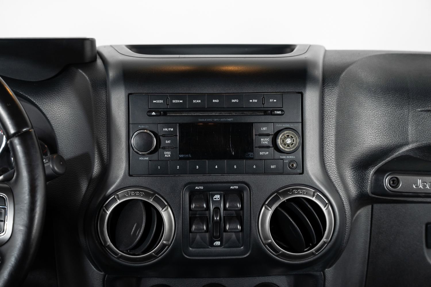 Used 2018 Jeep Wrangler Unlimited Sahara image 33
