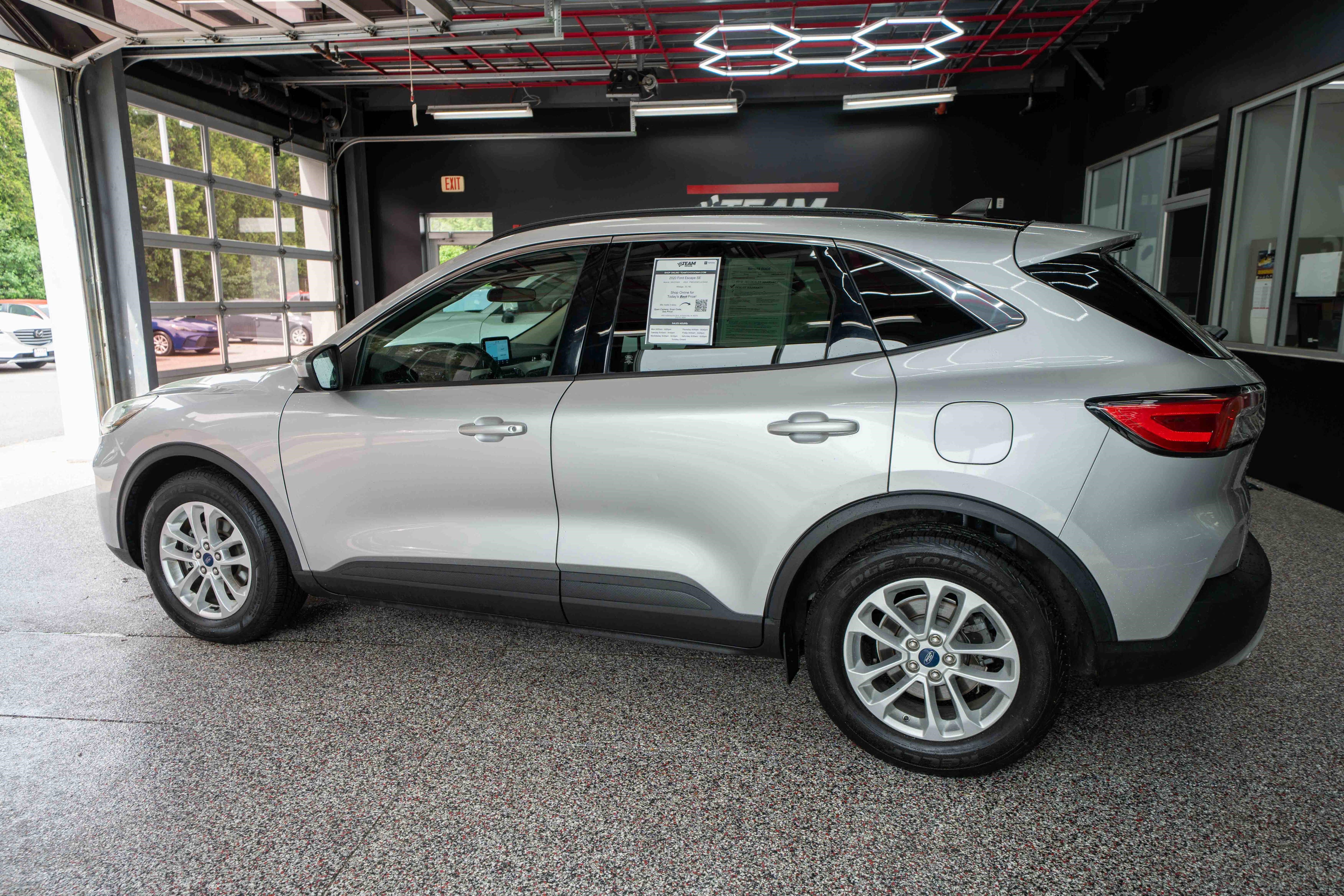 Used 2020 Ford Escape SE FWD image 2