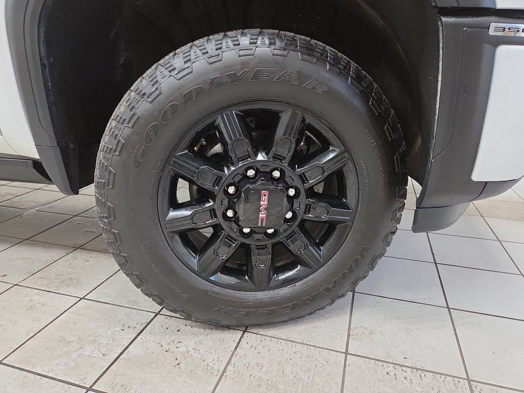 Used 2025 GMC Sierra 3500 AT4 w/ AT4 Premium Plus Package AWD/4WD image 9