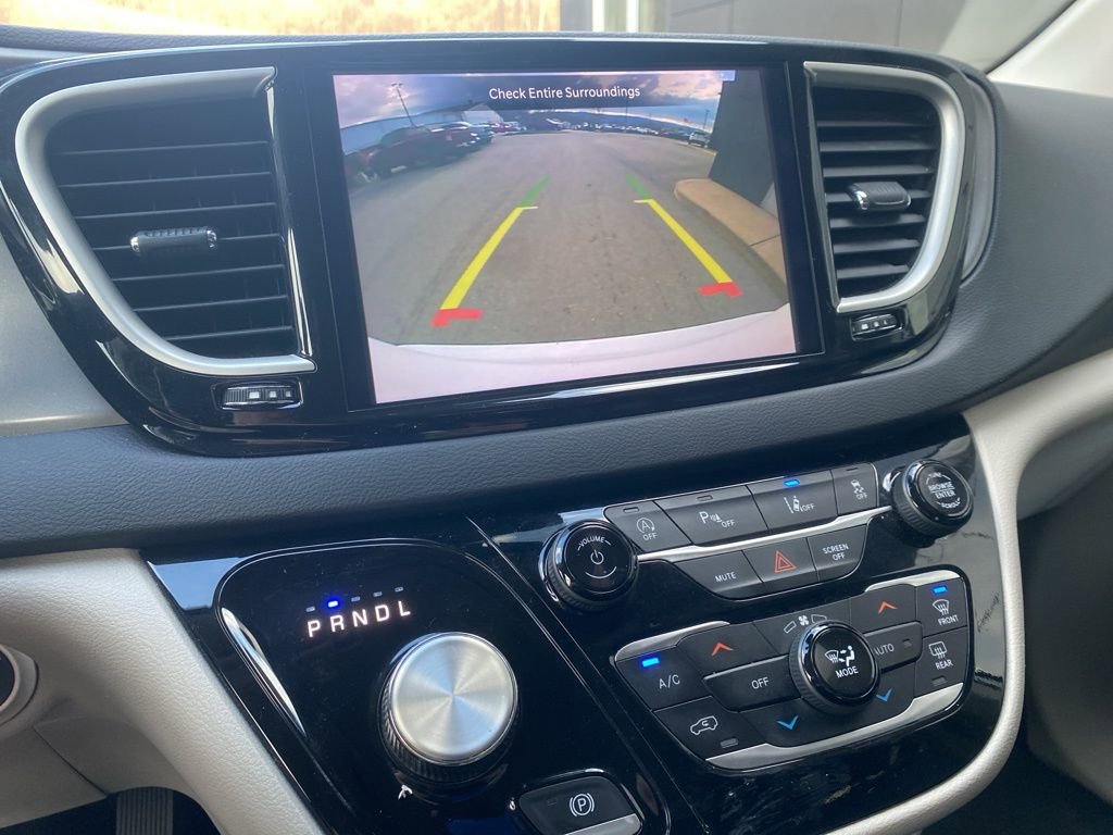 Used 2024 Chrysler Pacifica Touring-L image 18