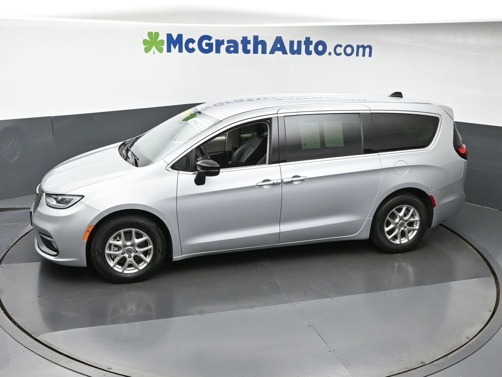 Used 2024 Chrysler Pacifica Touring-L image 9