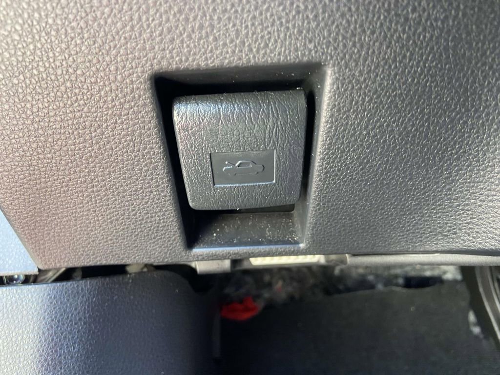 Used 2025 Toyota Corolla LE FWD image 27