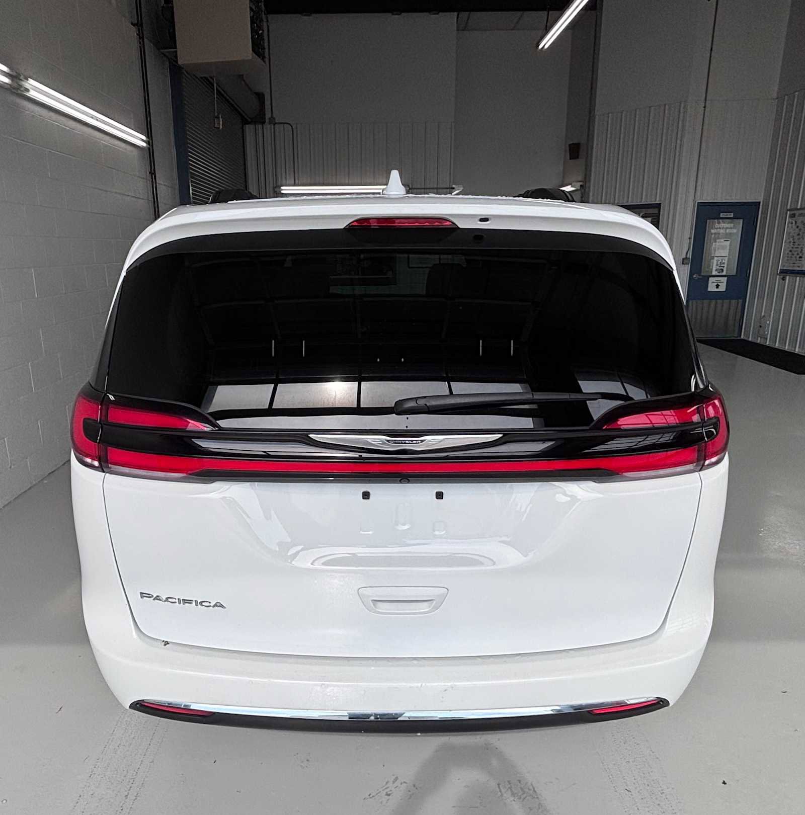 Used 2022 Chrysler Pacifica Touring-L FWD image 6