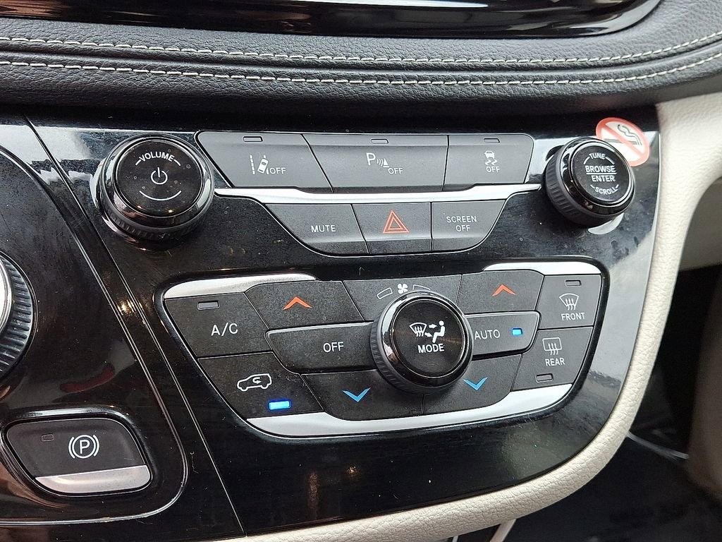 Used 2023 Chrysler Pacifica Touring-L image 16