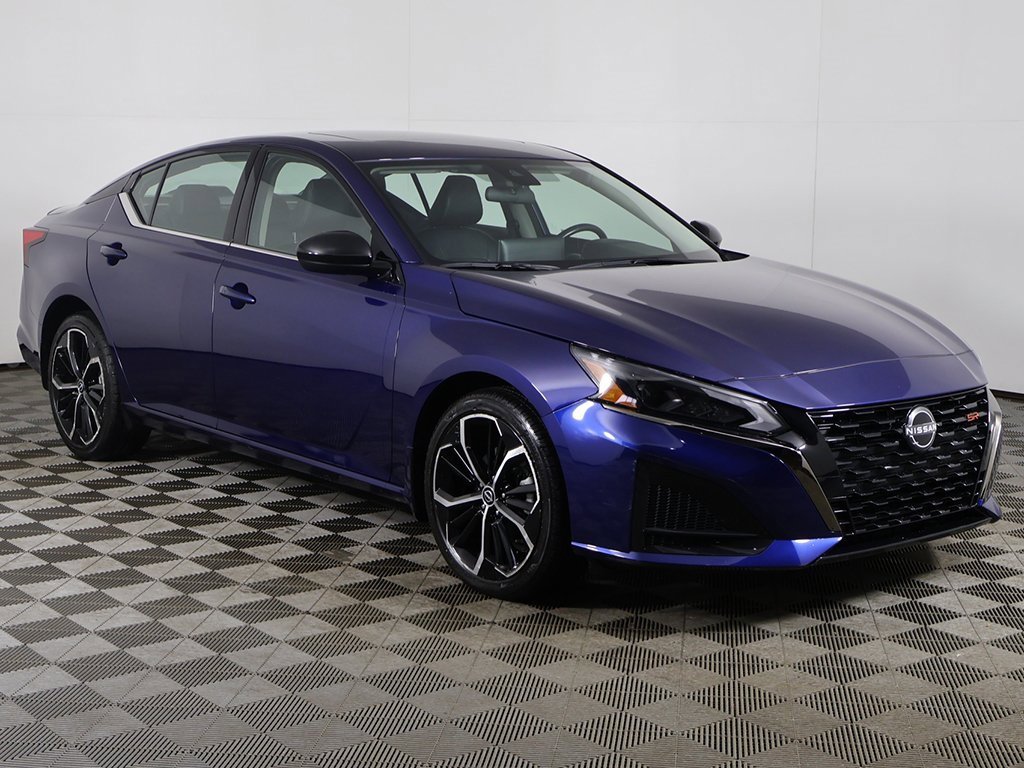 Used 2024 Nissan Altima 2.5 SR w/ SR Premium Package image 2