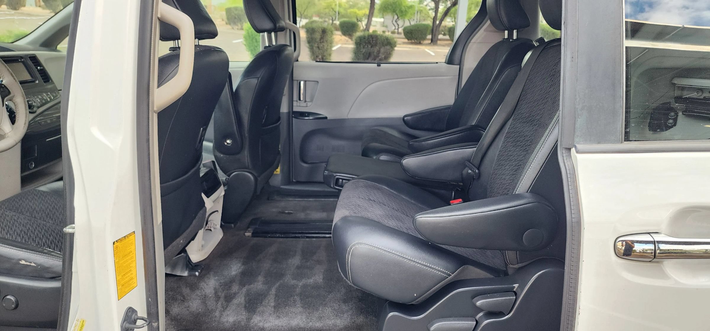 Used 2014 Toyota Sienna SE FWD image 10