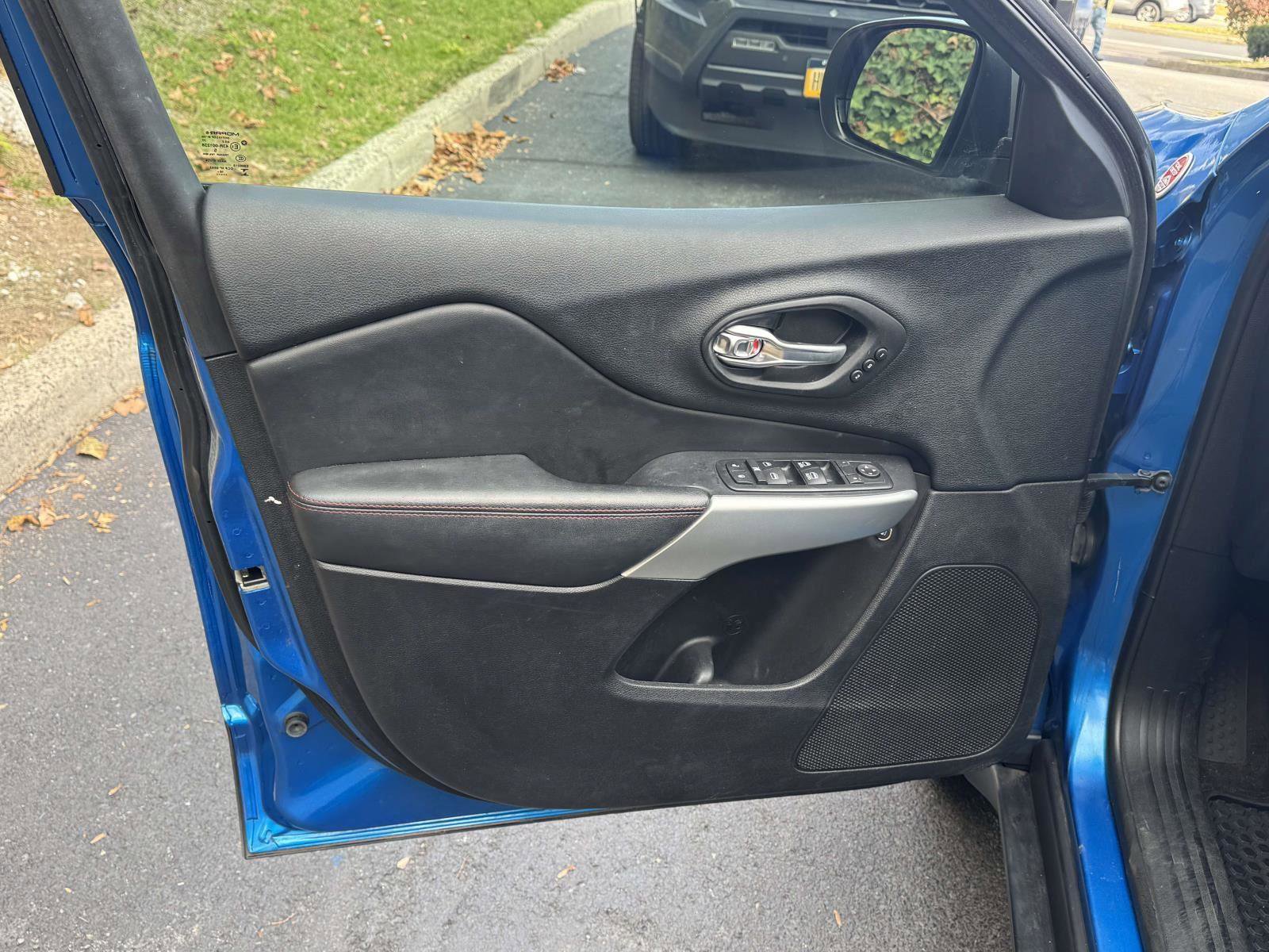 Used 2017 Jeep Cherokee Trailhawk image 15