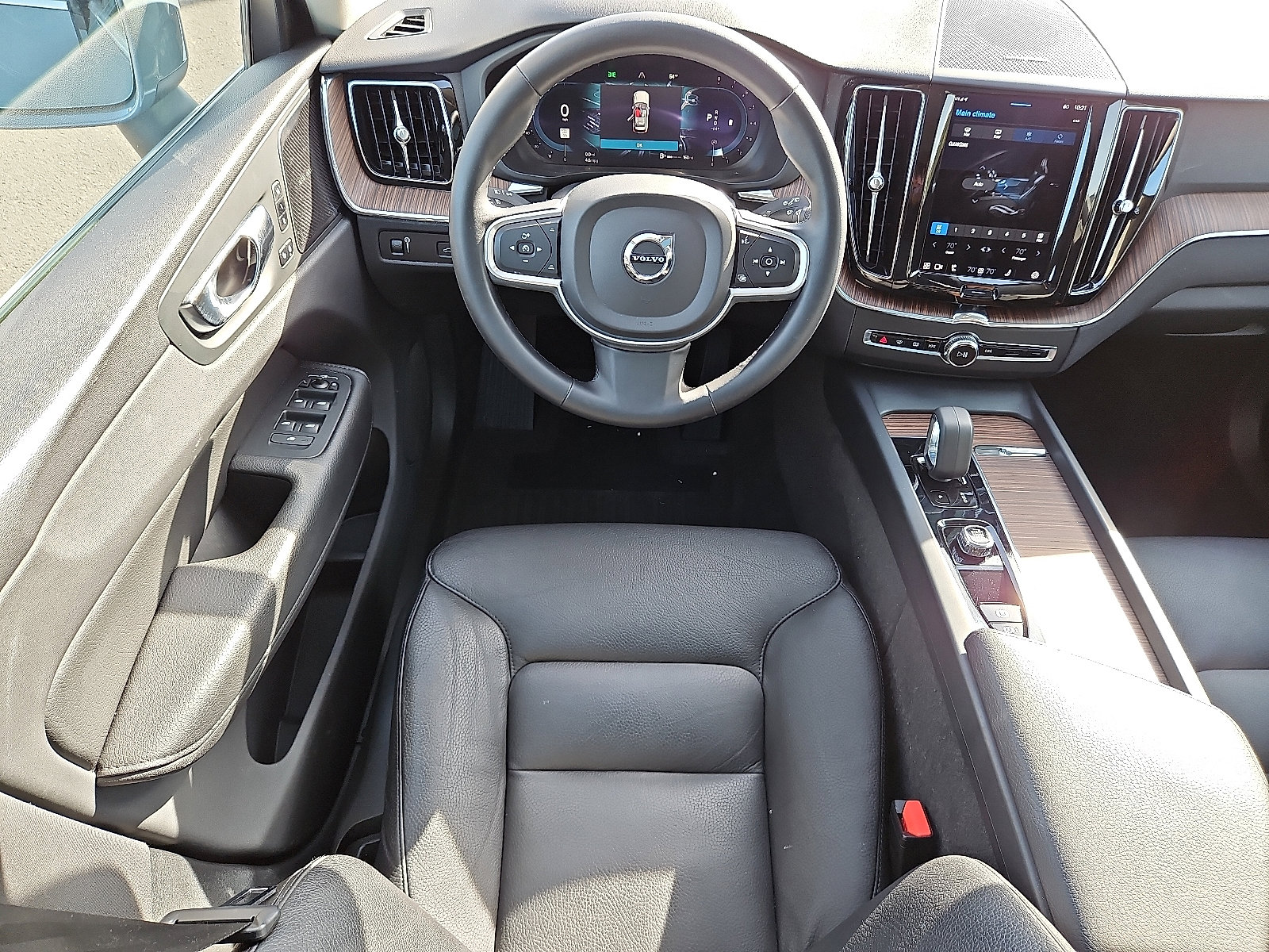 Certified 2022 Volvo XC60 B5 Momentum w/ Climate Package image 11