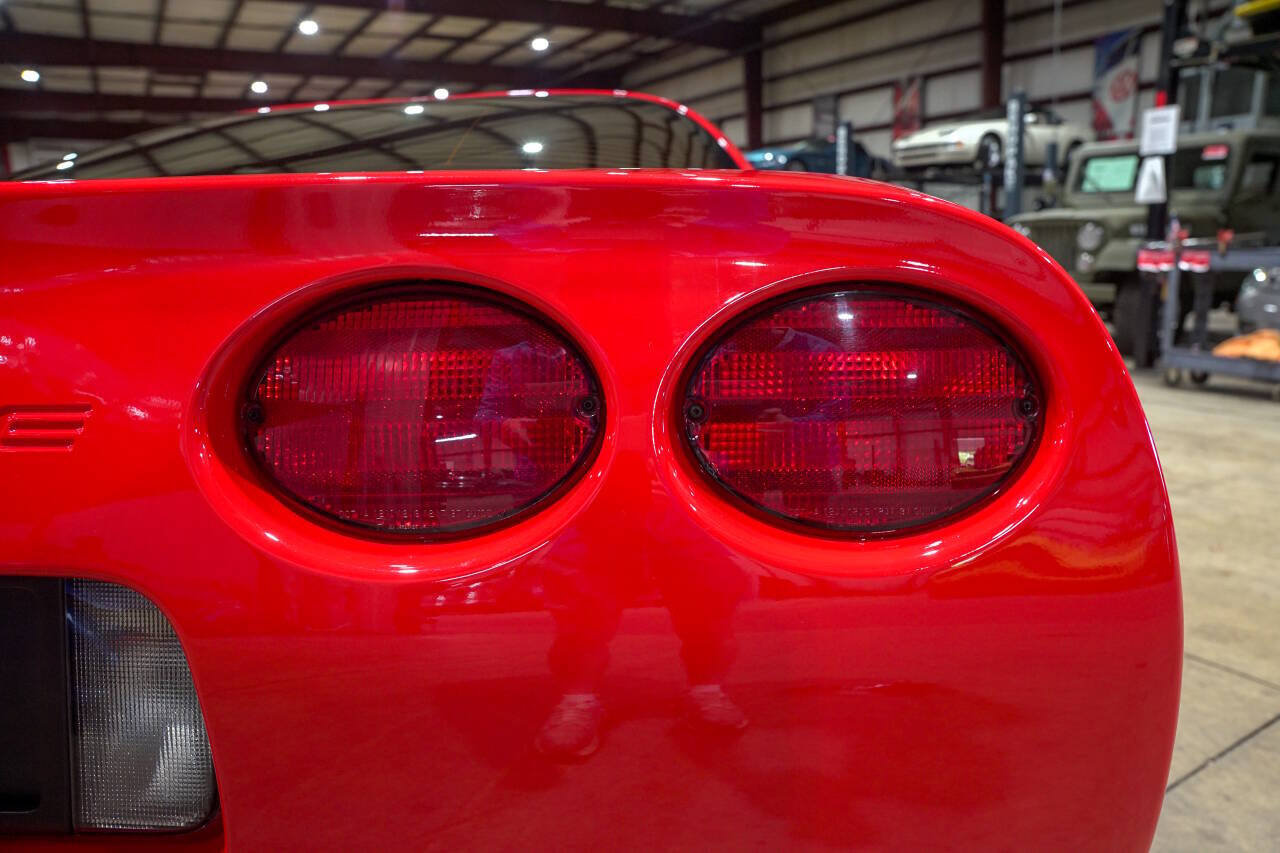 Used 2001 Chevrolet Corvette Coupe RWD image 32