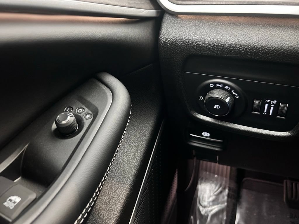 New 2026 Jeep Grand Cherokee Limited w/ Limited Altitude Package AWD/4WD image 18