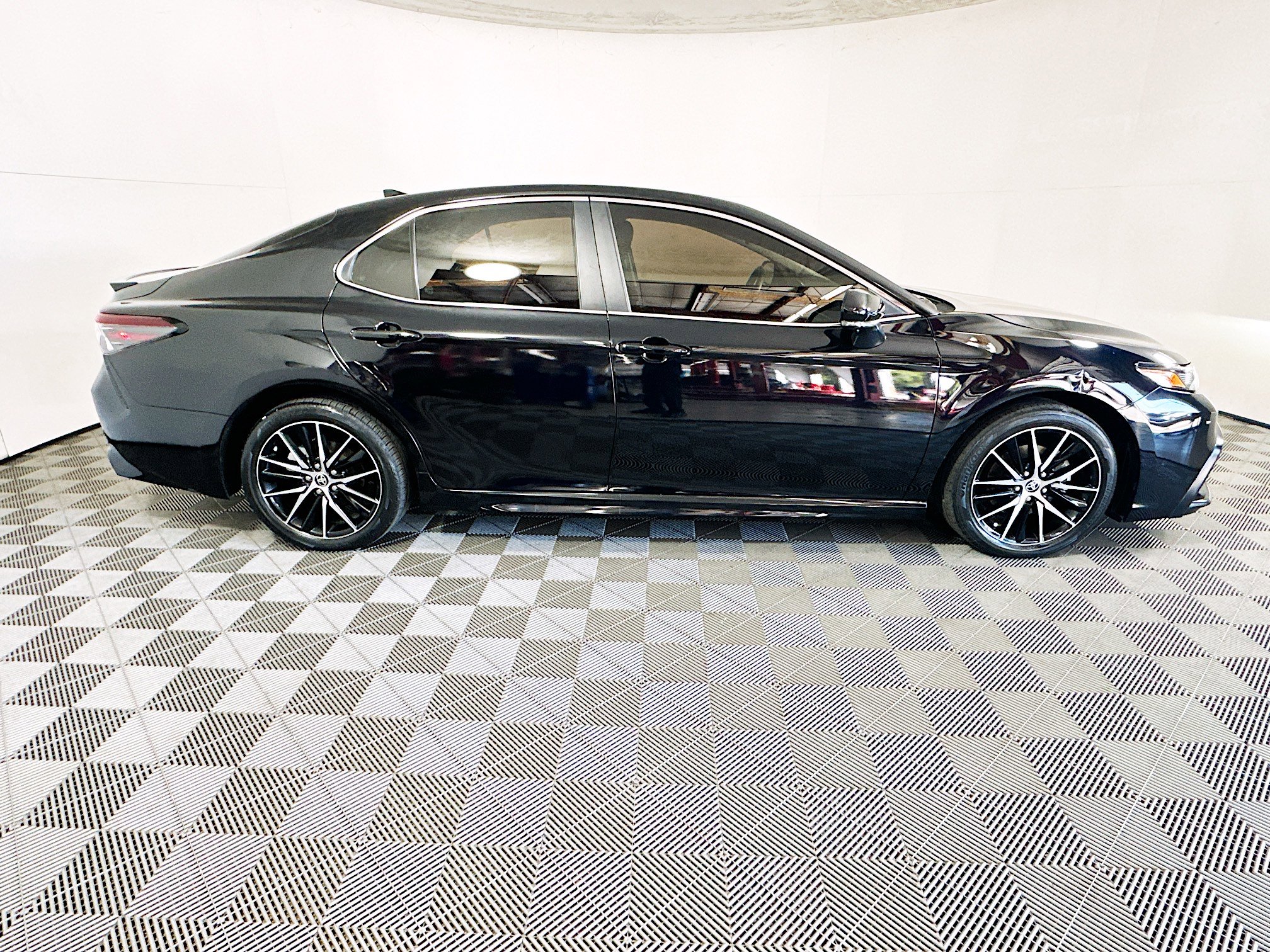 Used 2024 Toyota Camry SE image 2