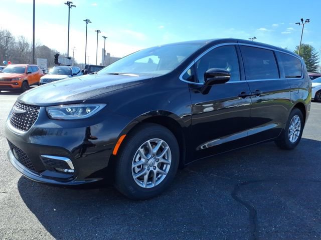 New 2026 Chrysler Pacifica Select image 3