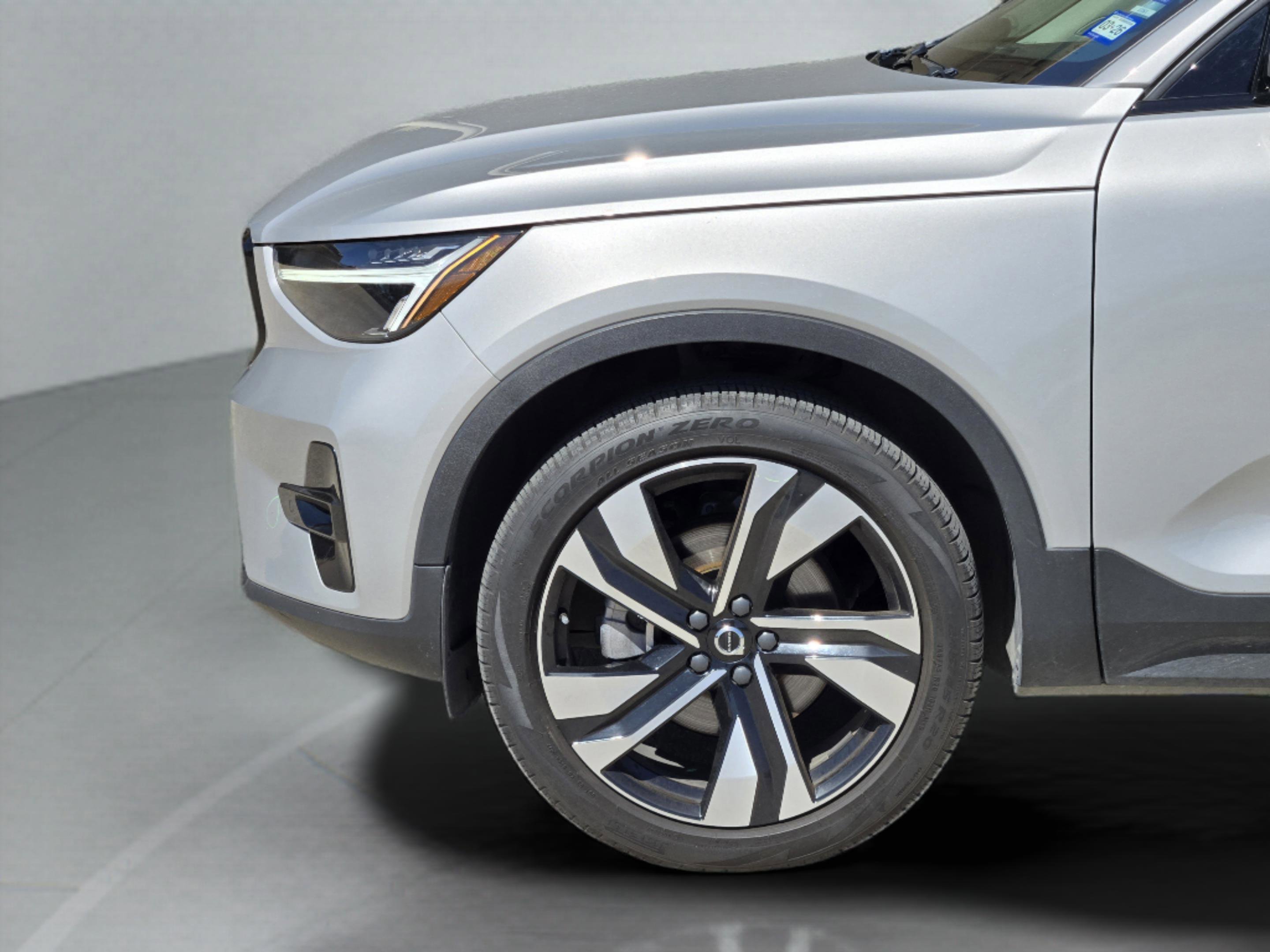Used 2023 Volvo XC40 B5 Plus image 15