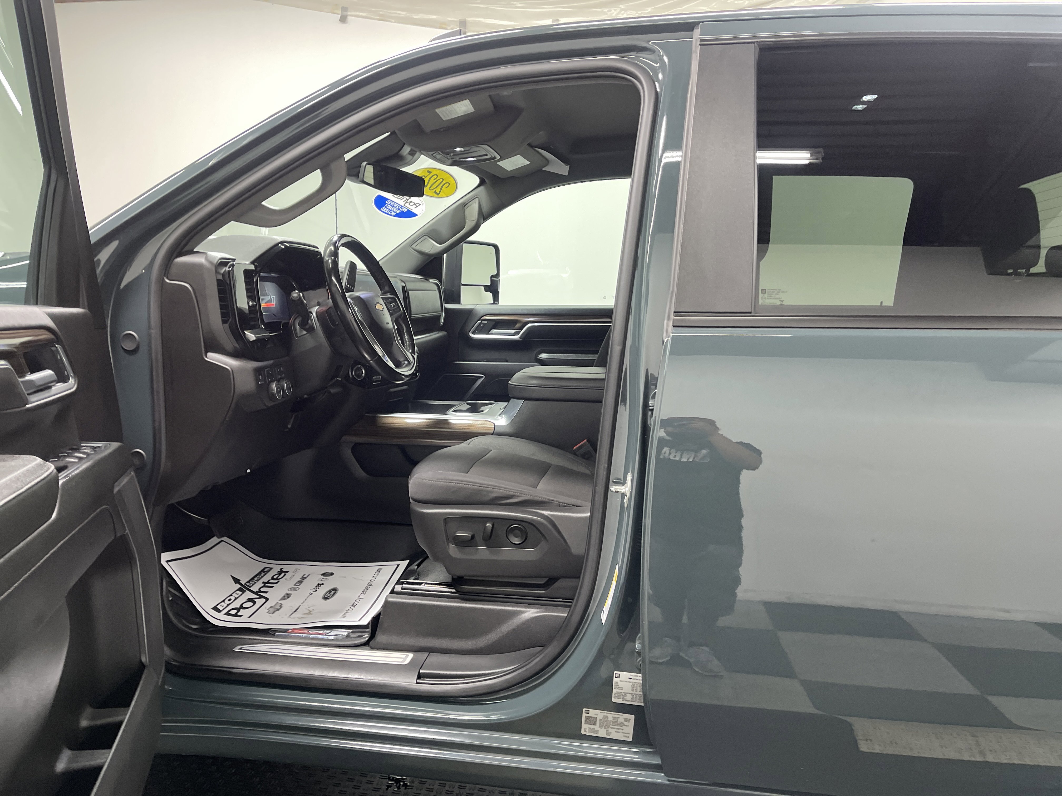 Used 2025 Chevrolet Silverado 3500 LT w/ Safety Package AWD/4WD image 9