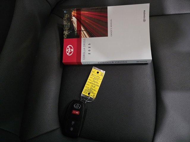 Used 2025 Toyota Corolla Cross XLE image 9