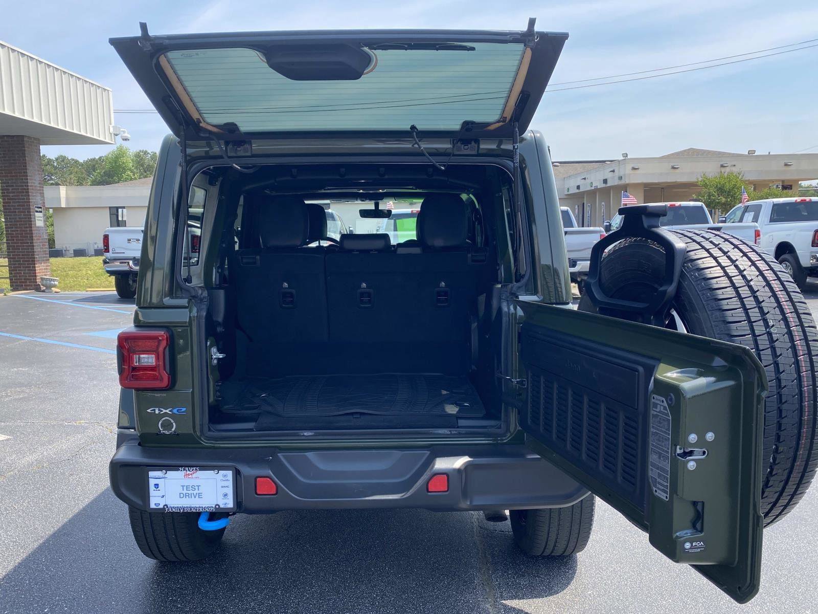 Used 2023 Jeep Wrangler Sahara w/ Cold Weather Group AWD/4WD image 6