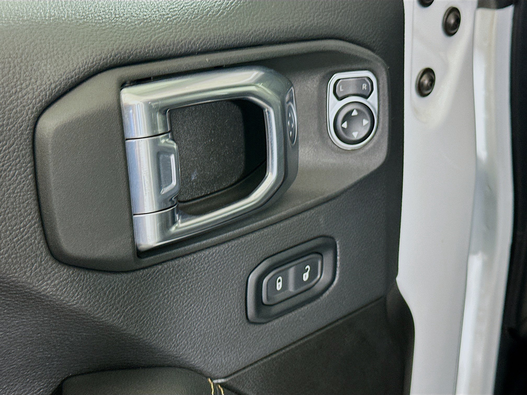 Used 2025 Jeep Wrangler Unlimited Sahara AWD/4WD image 15