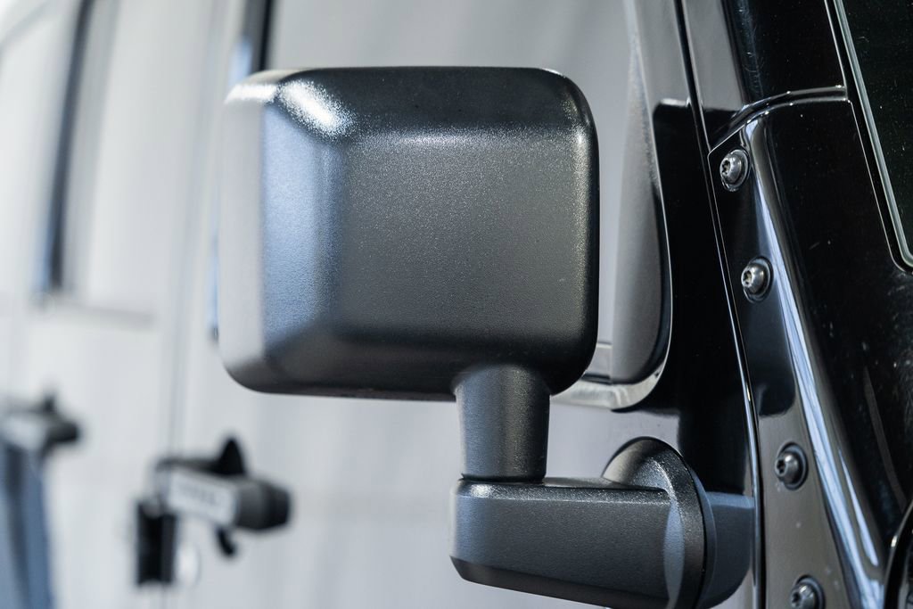 Used 2018 Jeep Wrangler Unlimited Rubicon w/ Connectivity Group image 21