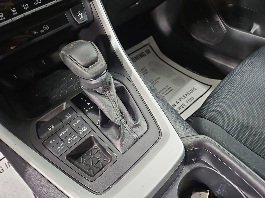 Used 2020 Toyota RAV4 LE image 23