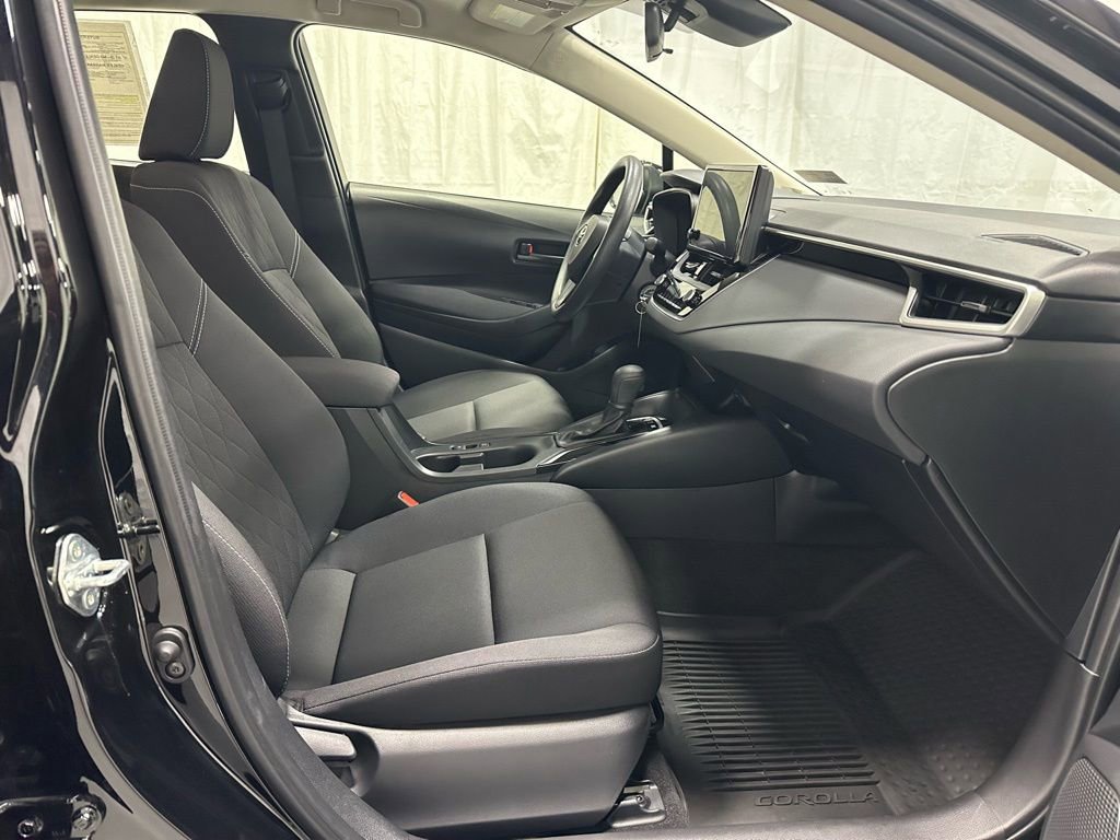Used 2025 Toyota Corolla LE image 60