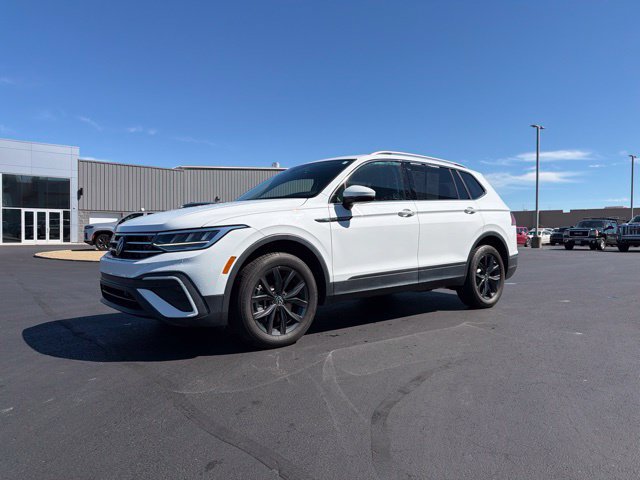 Used 2024 Volkswagen Tiguan SE AWD/4WD image 3