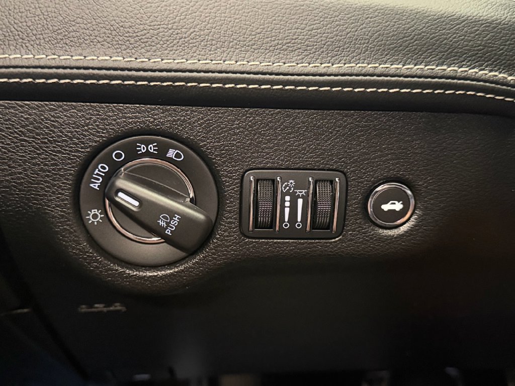Used 2023 Chrysler 300 C RWD image 31