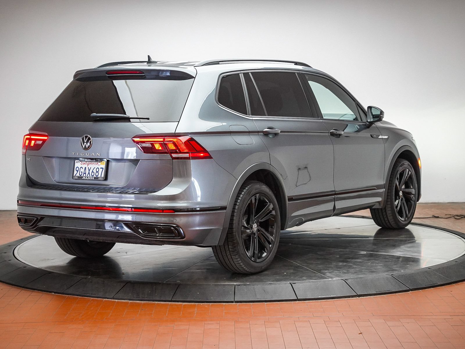Used 2023 Volkswagen Tiguan SE R-Line FWD image 5