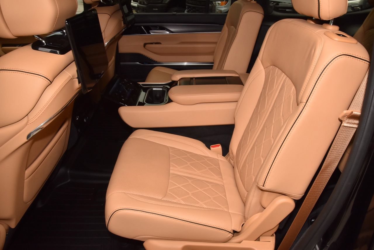 Used 2024 Jeep Grand Wagoneer Series III w/ Rear Seat Video Group 1 AWD/4WD image 14