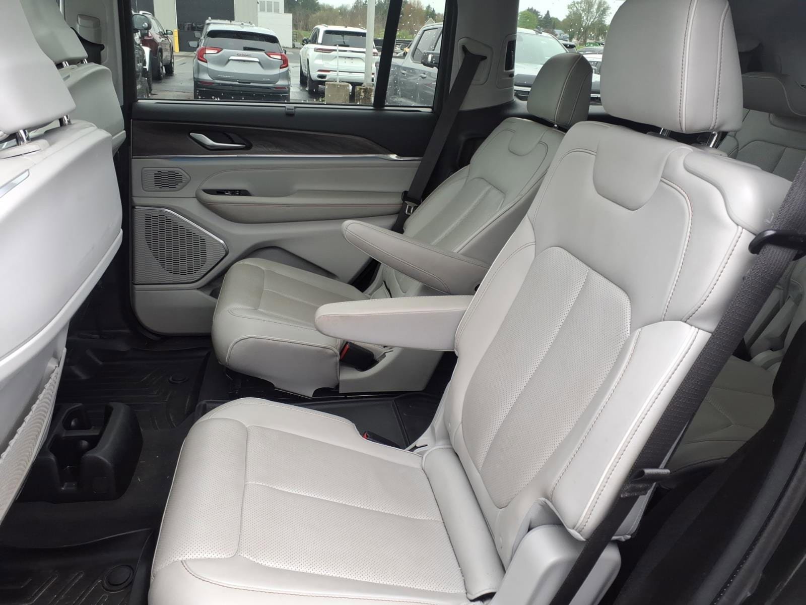 Used 2022 Jeep Grand Cherokee L Overland w/ Luxury Tech Group IV AWD/4WD image 9