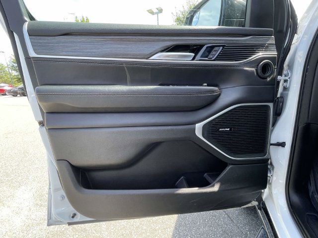 Used 2024 Jeep Wagoneer L Series II w/ Flexible Seating Group AWD/4WD image 19