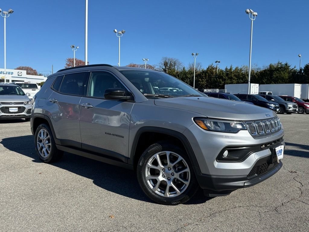 Used 2022 Jeep Compass Latitude image 2