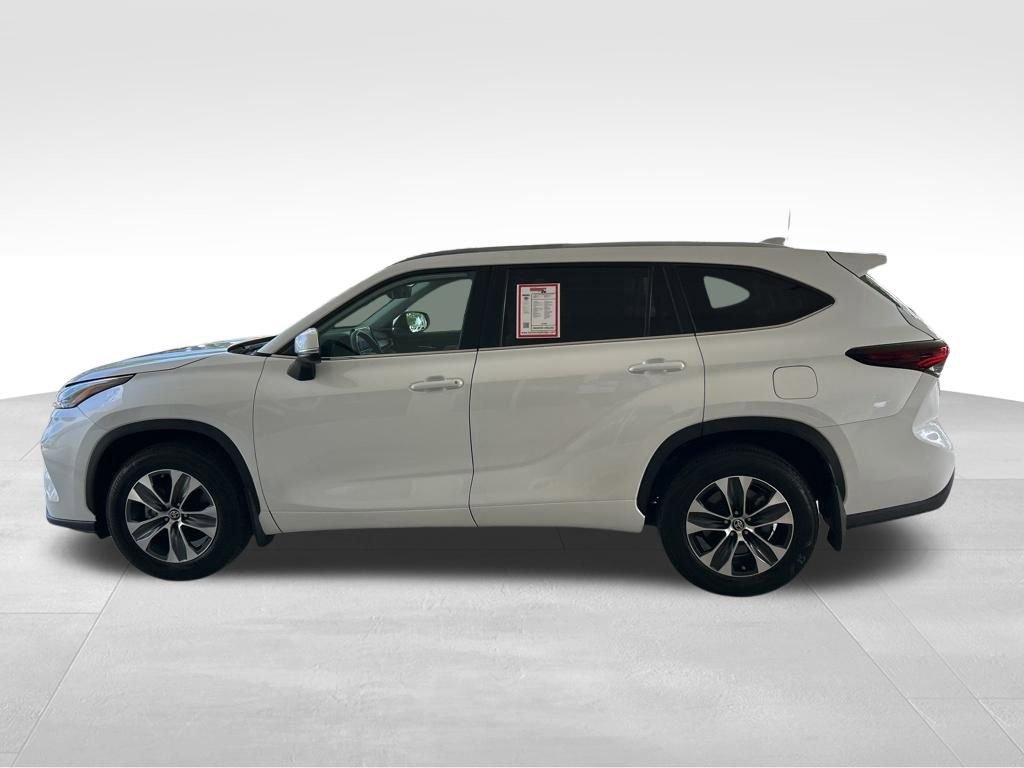 Used 2024 Toyota Highlander XLE AWD/4WD image 7