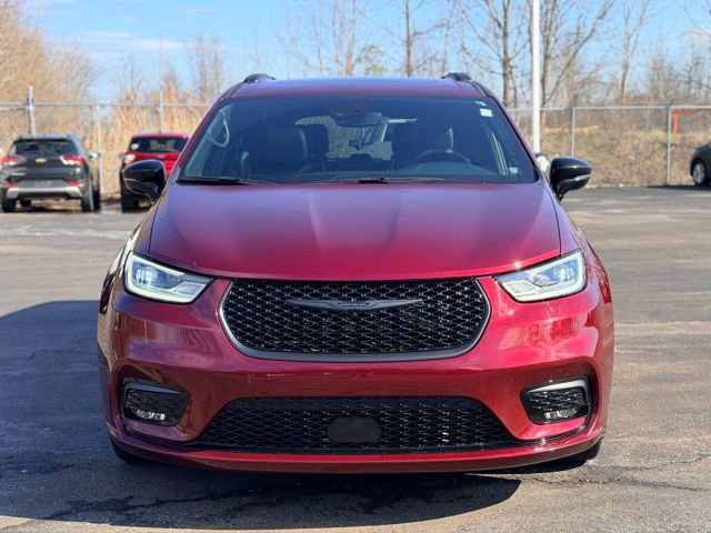 Used 2023 Chrysler Pacifica Limited w/ S Appearance Package image 2