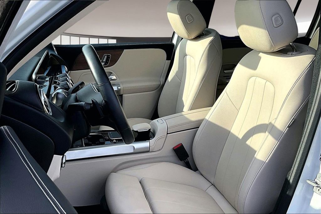 Used 2023 Mercedes-Benz GLB 250 w/ Premium Package image 19